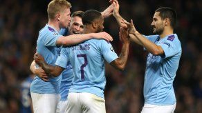 Manchester City golea con doblete de Agüero y hat-trick de Sterling