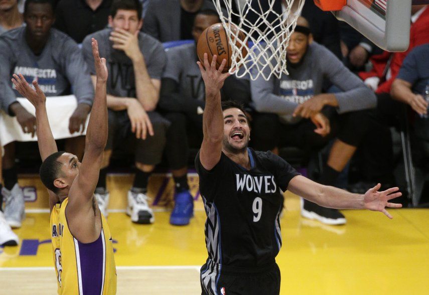 Rubio brilla, Wolves ganan a Lakers en el 1er juego sin Flip