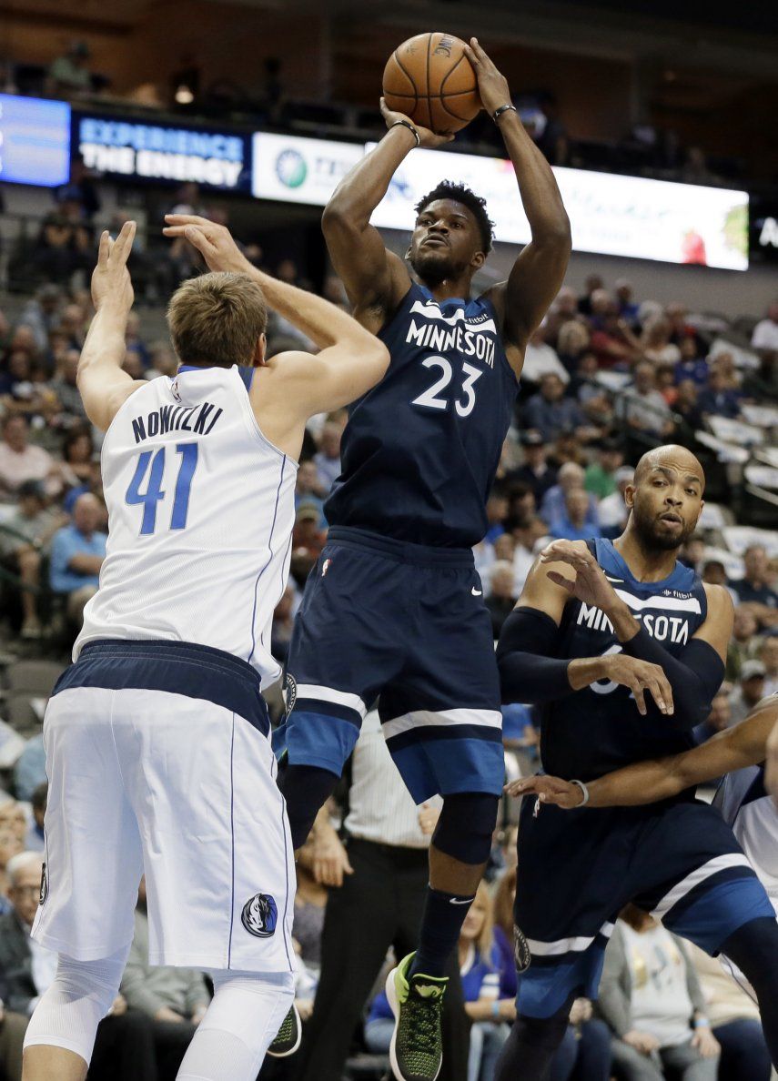 Butler y Timbwervolves ganan 111-87 a Mavericks