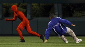 Liberan a aficionado de Filis que invadió el terreno