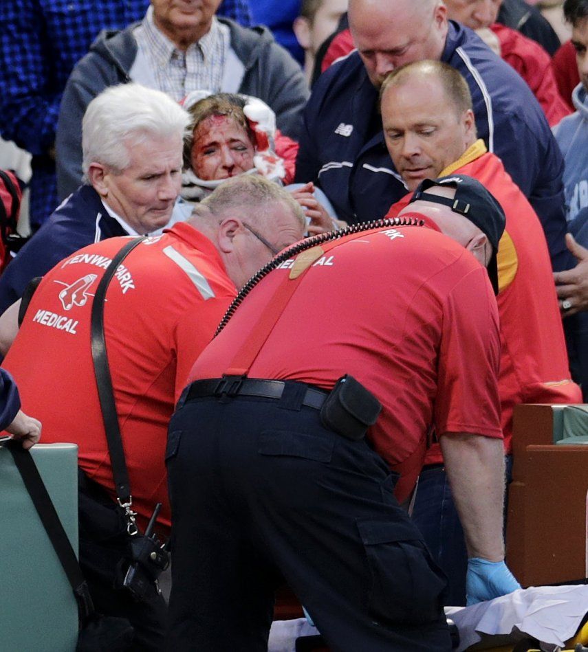 Espectadora recibe golpe accidental de bate en Fenway Park