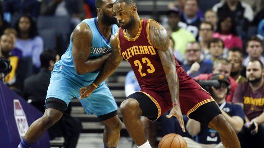 James anota 25, Cavs vencen otra a vez a Hornets