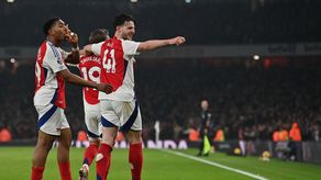 Arsenal vence al Tottenham y se acerca al Liverpool