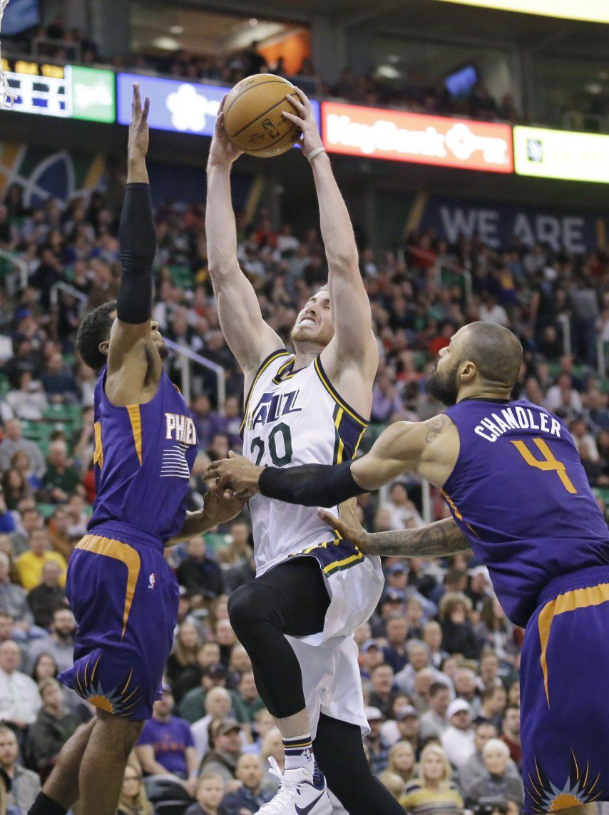 Hayward anota 24 puntos; Jazz aplasta a Suns