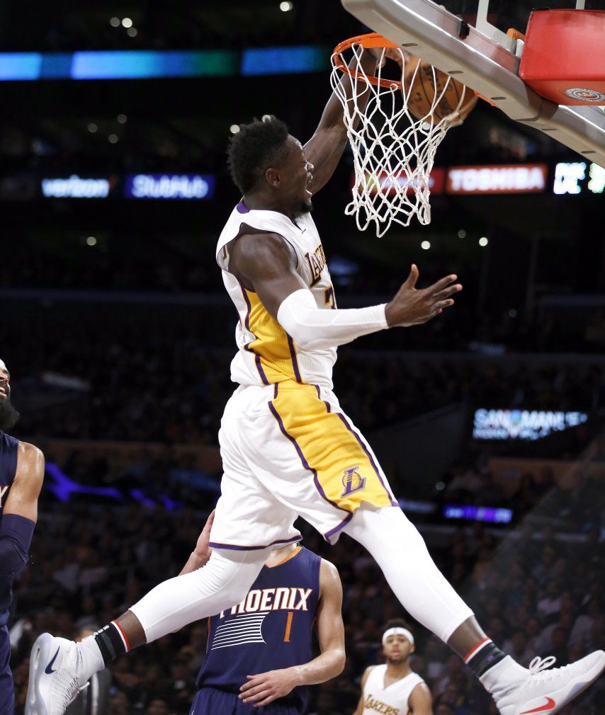 Los Lakers aguantan ante Suns, ganan 119-108
