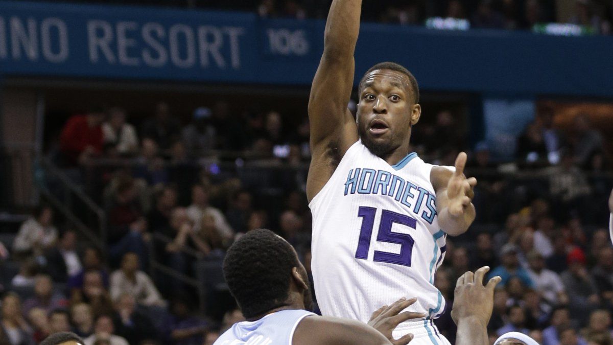 Hornets arrollan a Nuggets e hilan 3 victorias