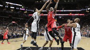 Spurs regresan tras caer con Warriors para vencer a Rockets