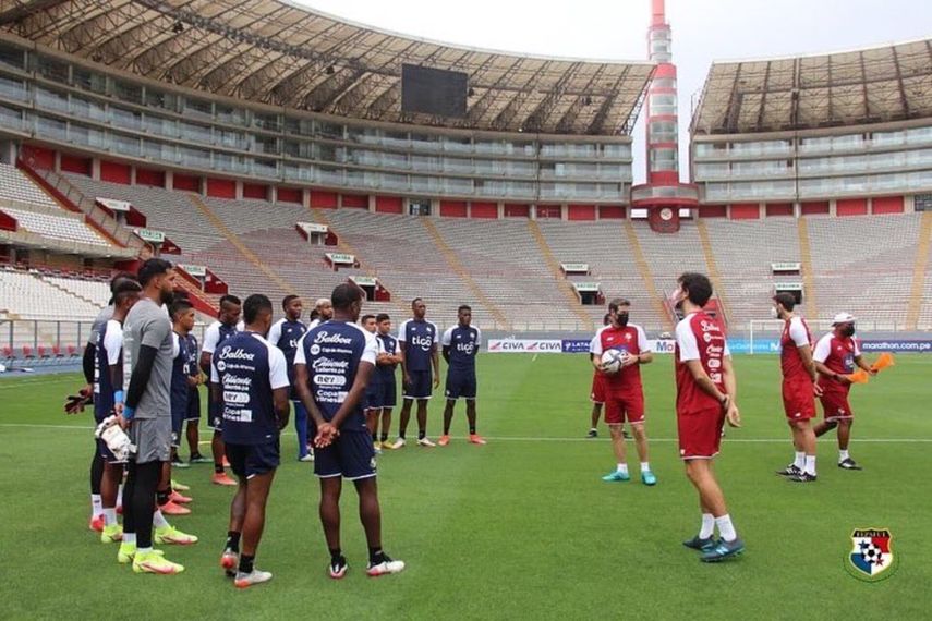 La selección de Panamá reconoció el terreno de juego en Perú