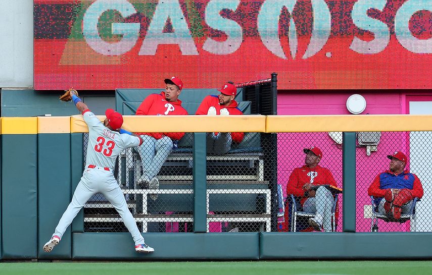 MLB: Edmundo Sosa brilló robándose cuadrangular en el jardín izquierdo