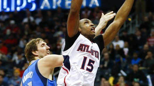 Hawks se aprovechan de las ausencias de Mavericks
