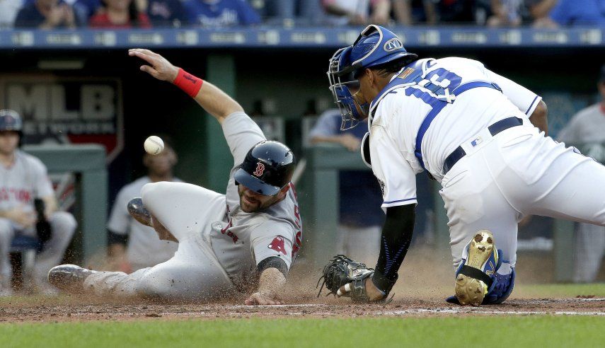 Medias Rojas arrollan 15-4 a Reales en fiesta de carreras