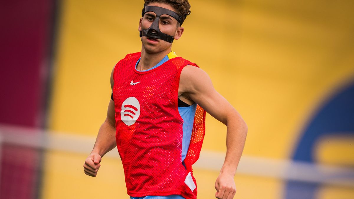 Fermín López regresa a los entrenamientos del FC Barcelona con una máscara protectora Fermín López regresa a los entrenamientos del FC Barcelona con una máscara protectora