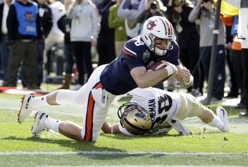 Auburn despedaza 63-14 a Purdue en el Music City Bowl