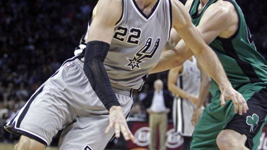 Leonard anota 22 puntos y Spurs supera a Celtics