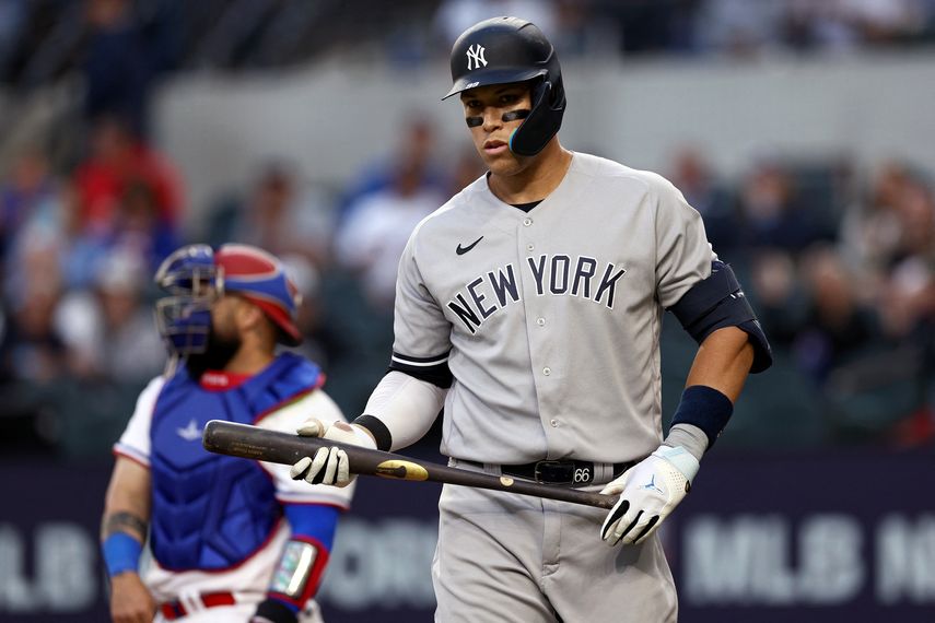 MLB: Aaron Judge salió del partido ante Rangers por molestias en la cadera