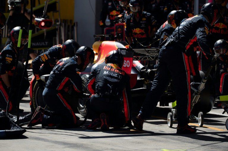 Verstappen gana en Austria, tras remontada y en medio de polémica