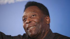 Pelé utiliza andador ortopédico para caminar