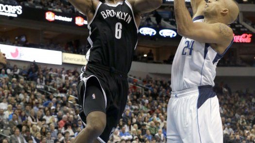 Nets vencen a Mavericks de la mano de Williams