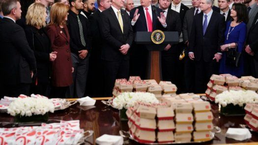 Trump vuelve a servir comida rápida a atletas en la Casa Blanca