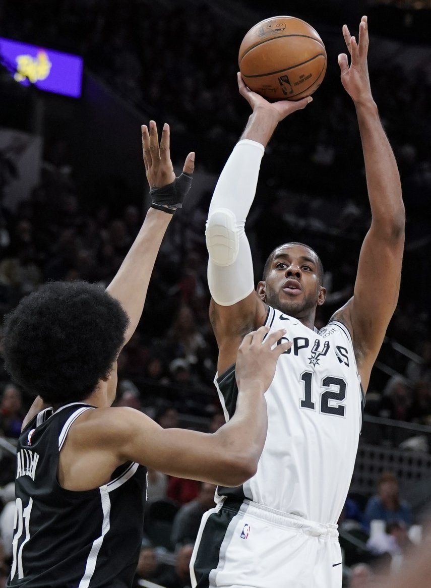 Mills y los Spurs arruinan gran noche de Dinwiddie