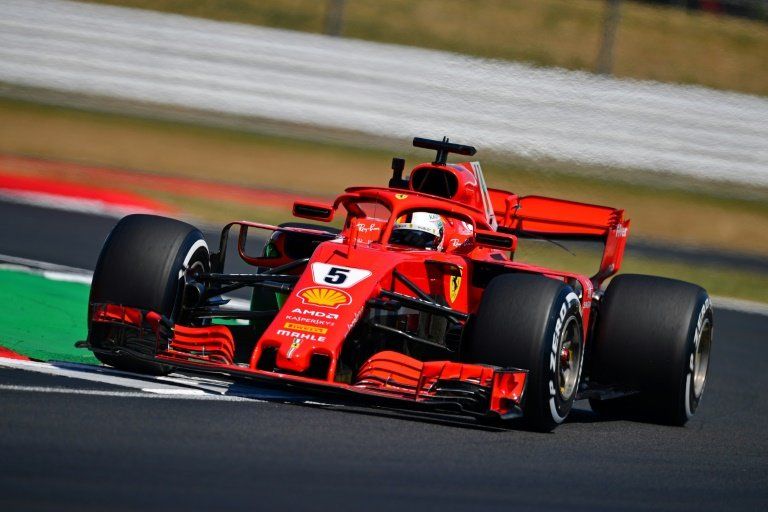 Vettel y Hamilton, codo con codo en la primera toma de contacto con Silverstone