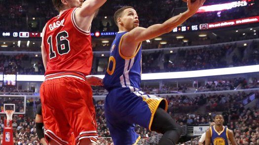 Curry anota 25 y Warriors dominan a Bulls en Chicago