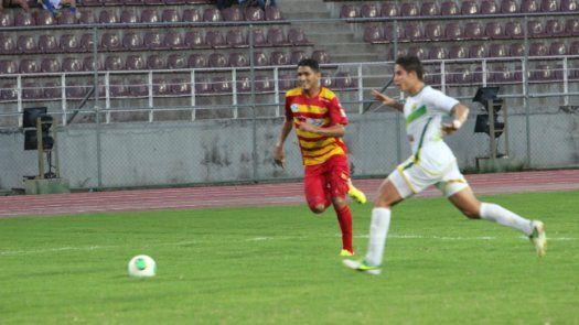 Edwin Aguilar y Brunet Hay Pino marcan en el exterior