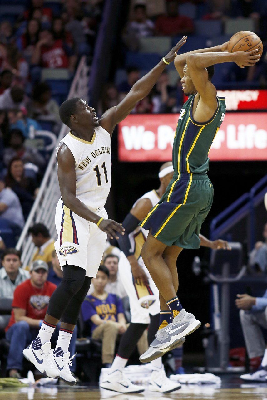 Favors lució en la victoria de Jazz sobre Pelicans