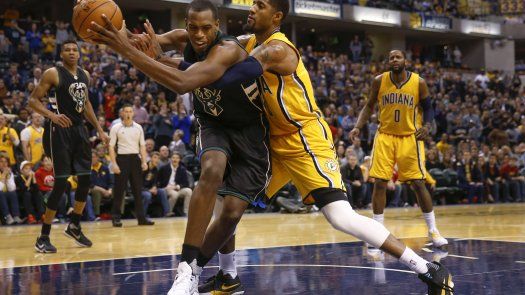 Middleton anota 33 puntos por Bucks en triunfo sobre Pacers