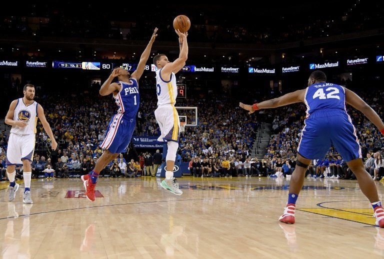 Stephen Curry sigue como líder anotador en la NBA