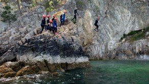 El coasteering se impone como última moda en los acantilados franceses