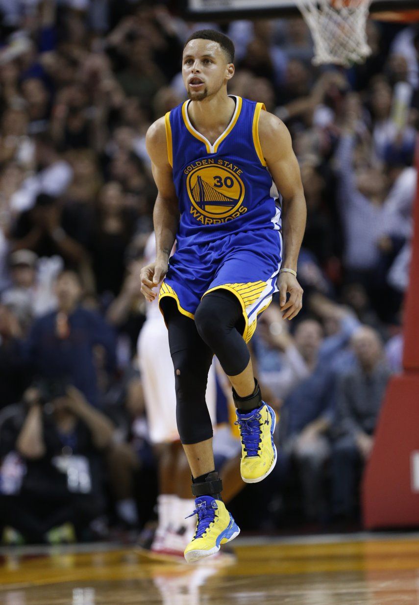 Curry destaca con 42 puntos y Warriors vencen a Heat