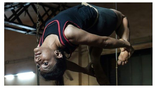 En India, acrobacias en el primer Mundial de mallakhamb
