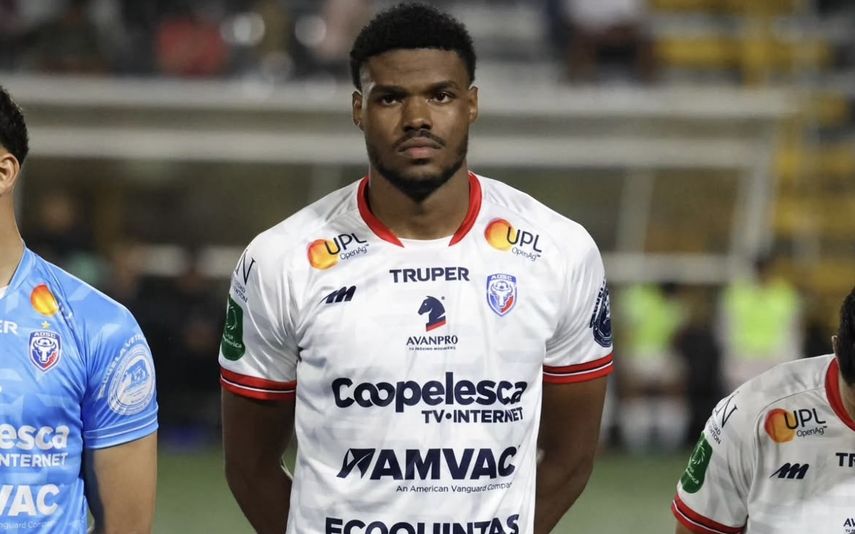 Defensor panameño Kevin Berkeley es presentado con el FC Zimbru de Moldavia