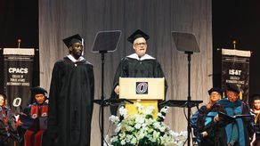 Terence Crawford recibe homenaje y brinda emotivo discurso de graduación en Universidad de Omaha