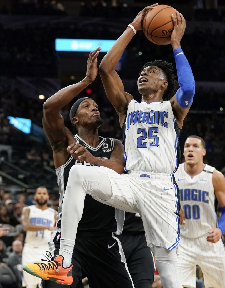 Gordon aporta 26; Magic derrota a Spurs