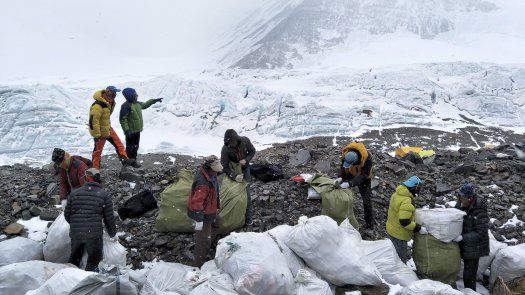 China reduce el número de permisos para escalar el Everest