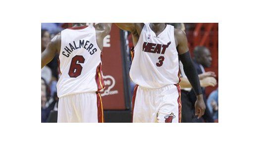 Heat vence a Hawks en noche brillante de Wade