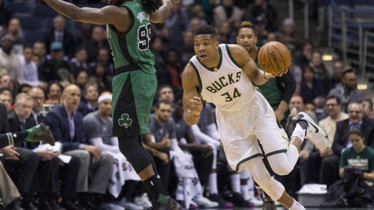 Tiro libre de Middleton define triunfo de Bucks ante Celtics