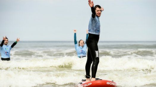 Surf y discapacidad visual, una barrera rota por un grupo de jóvenes en Lacanau
