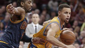 Curry y Warriors propinan tunda a los Cavs