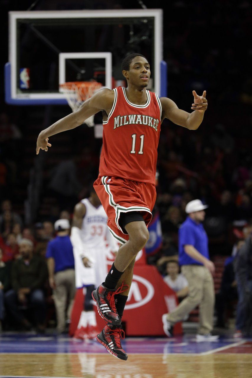 Knight ayuda a Bucks en victoria sobre 76ers
