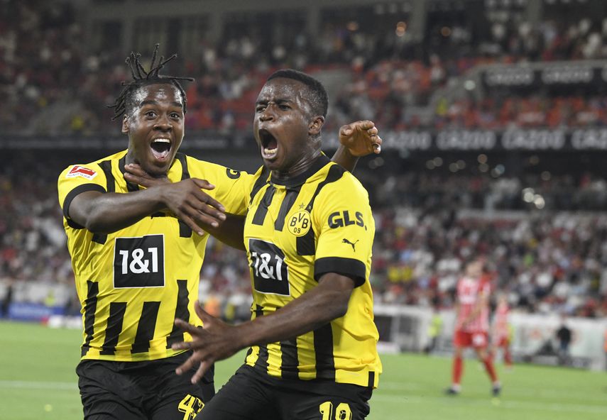 Borussia Dortmund remonta a Friburgo y es líder provisional de la Bundesliga
