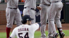 Osuna empeora las cosas para Astros en derrota con Boston