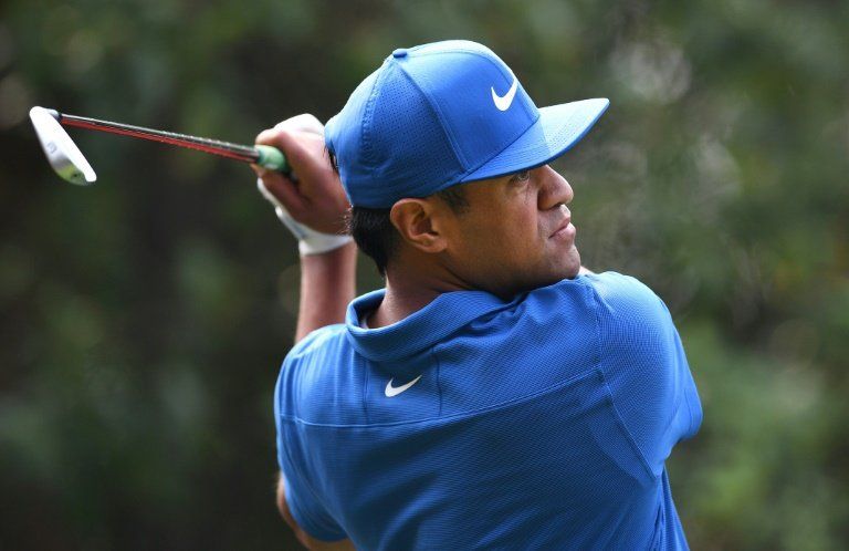 Tony Finau alcanza el liderato en Shanghai a pesar de un infortunio