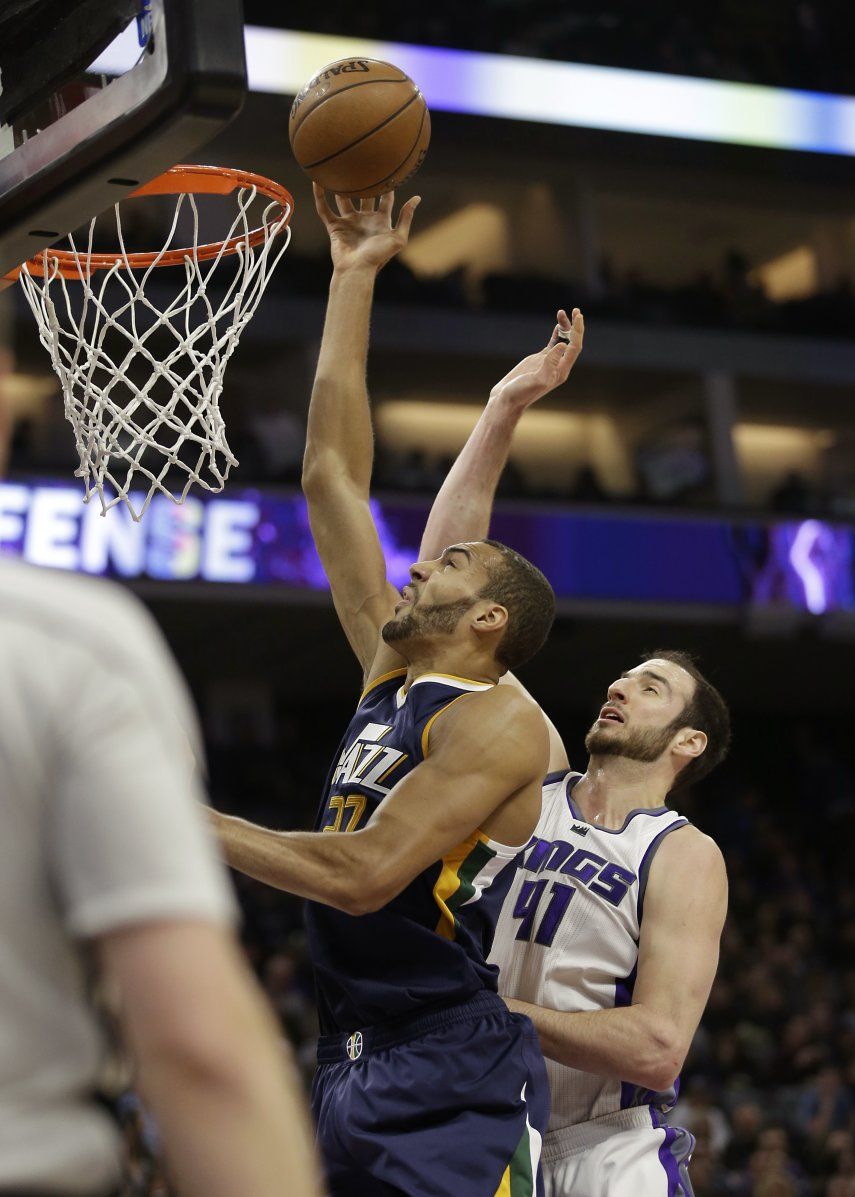 Jazz vence a Kings en prórroga y tras revisión de video