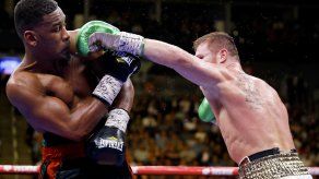 Canelo Álvarez derrota a Jacobs en pelea de unificación