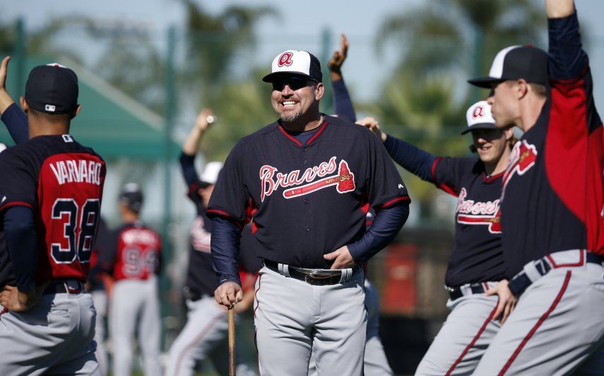 Bravos renuevan contrato de manager Fredi González