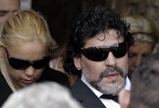 Maradona recibe condolencias de técnico rival