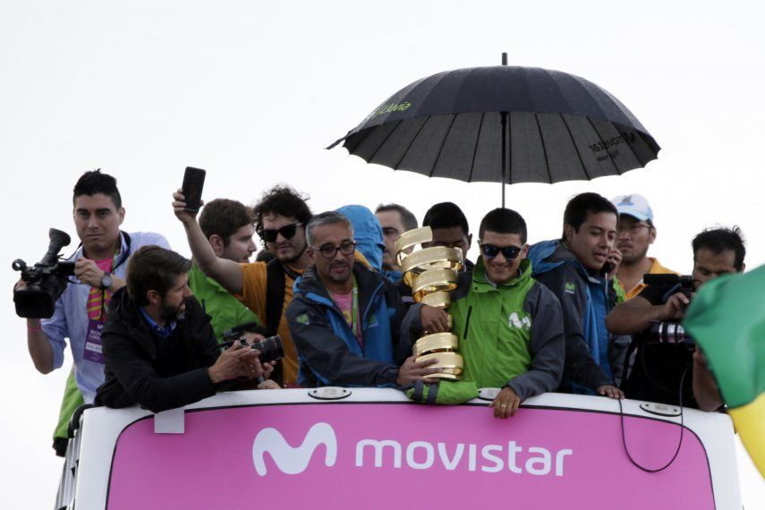 Presidente de Ecuador condecora a campeón del Giro de Italia